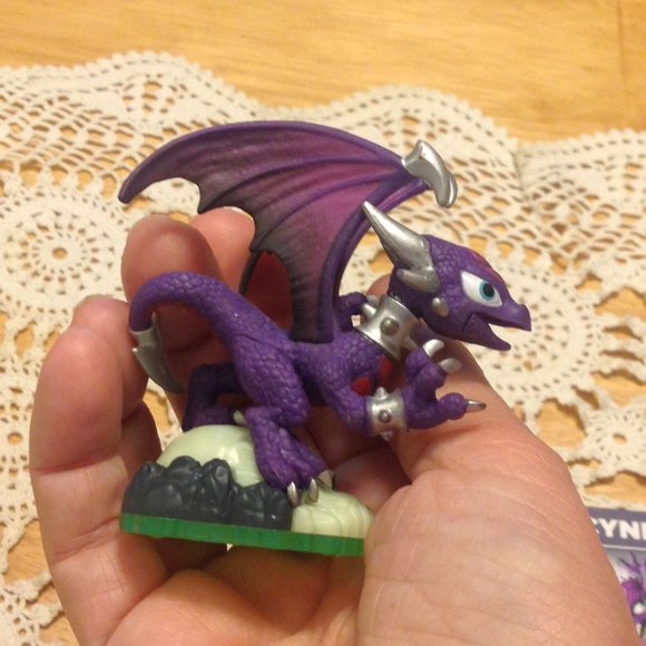 Skylanders Spyro’s Adventure Cynder Figure plus collector's card - Picture 3 of 9
